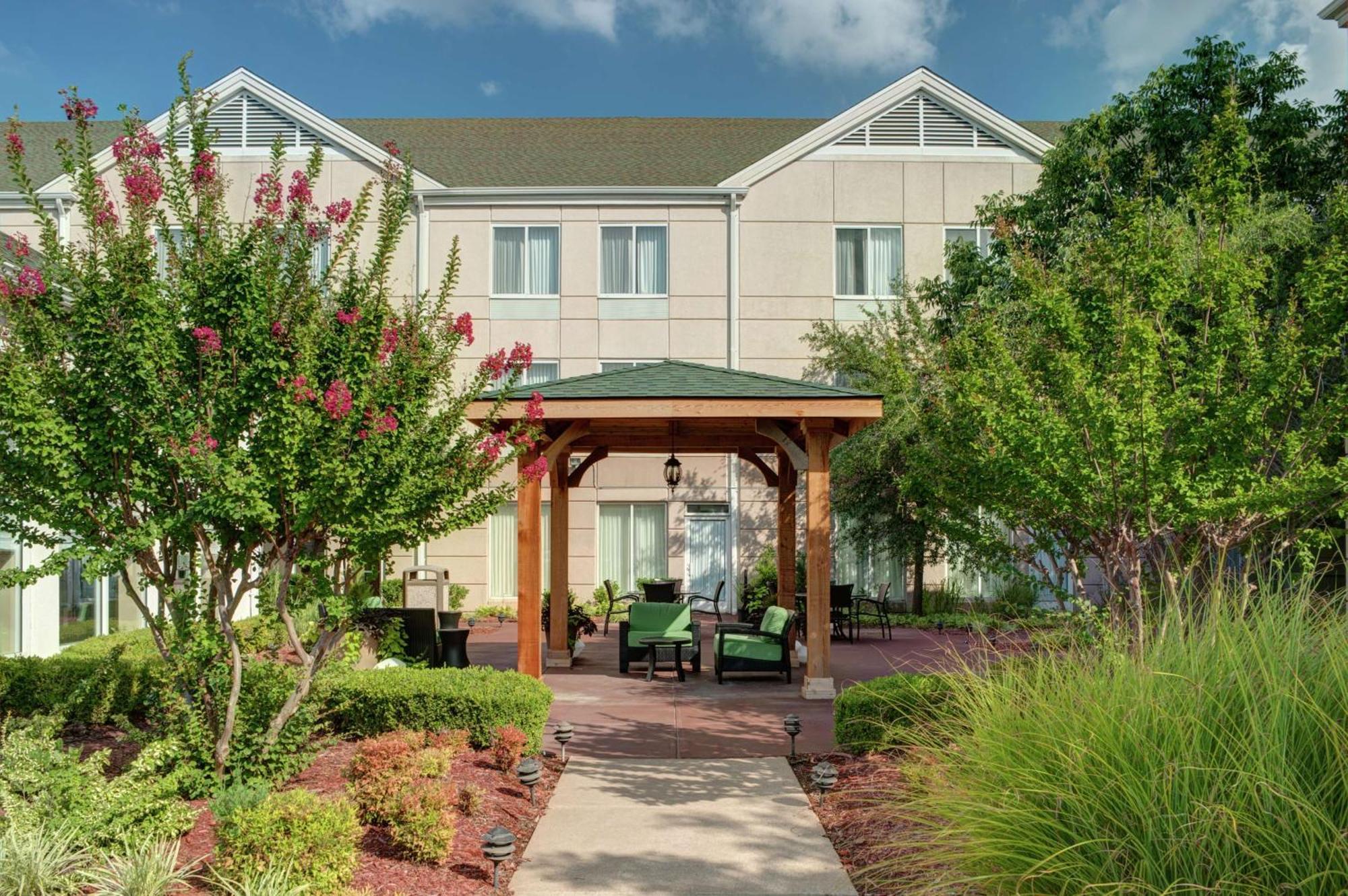 Hilton Garden Airport 3*